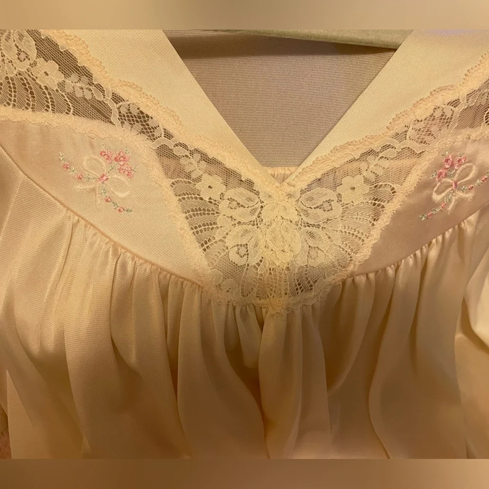 Vintage Shadowline Nightgown in Pale Pink Nylon Size Large - Picture 3 of 6